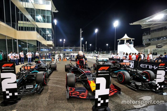 Max Verstappen, Red Bull Racing, celebra después de asegurarse la pole position