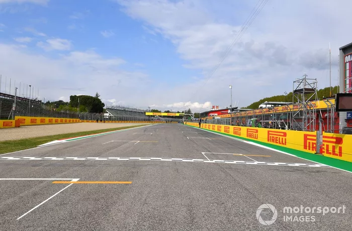 Carteles de Pirelli en Imola