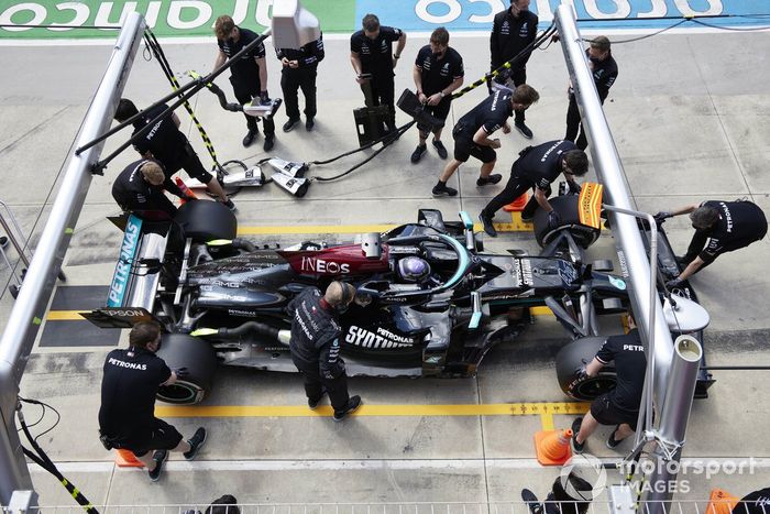 Lewis Hamilton, Mercedes W12 pit stop