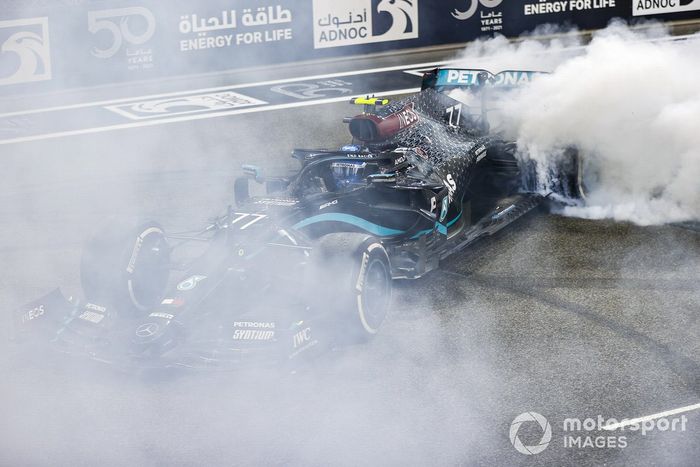 Valtteri Bottas, Mercedes F1 W11, 2ª posición, realiza unos donuts de celebración