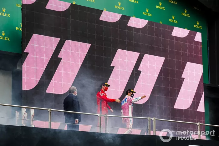 Podio: segundo lugar Sergio Pérez, Racing Point, y tercer lugar Sebastián Vettel, Ferrari