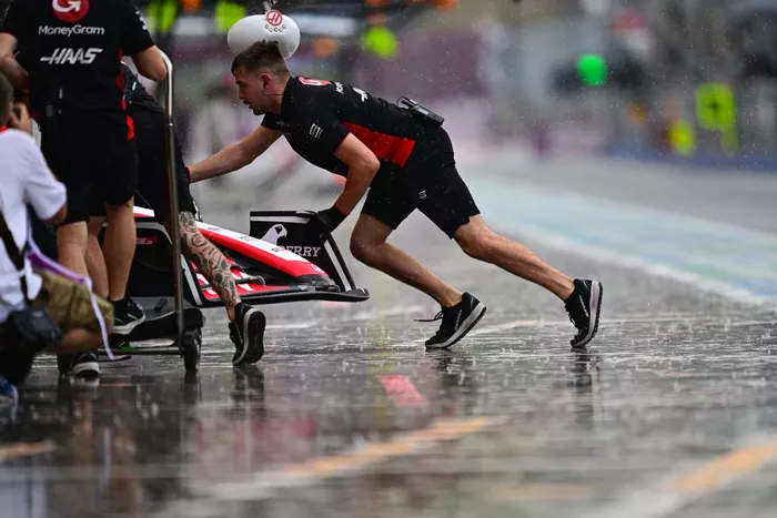 Kevin Magnussen, Haas VF-23, vuelve al garaje
