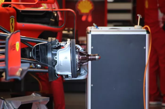 Detalle del freno delantero del Ferrari SF90