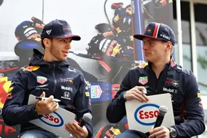 Pierre Gasly, Max Verstappen doen mee aan de Esso Synergy quiz show