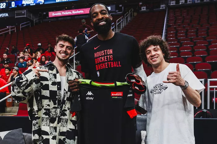 Marco Bezzecchi, Fabio Di Giannantonio, VR46 Team con il giocatore di basket degli Houston Rockets