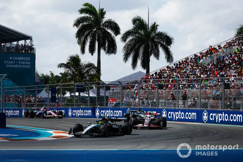 Lewis Hamilton, Mercedes F1 W15 Nico Hulkenberg, Haas VF-24