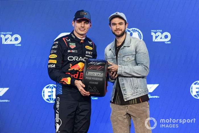 Max Verstappen, Red Bull Racing, reçoit son Pirelli Pole Position Award des mains de DJ Zedd.