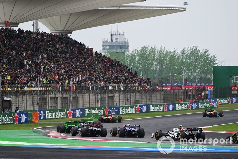 Lando Norris, McLaren MCL38, Oscar Piastri, McLaren MCL38, Zhou Guanyu, Kick Sauber C44, il resto dello schieramento