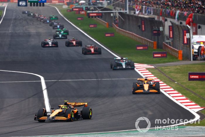 Lando Norris, McLaren MCL38, Oscar Piastri, McLaren MCL38, George Russell, Mercedes F1 W15