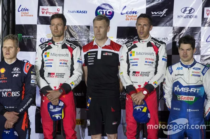 Podio: los ganadores Sébastien Ogier, Julien Ingrassia, Toyota Gazoo Racing WRT Toyota Yaris WRC