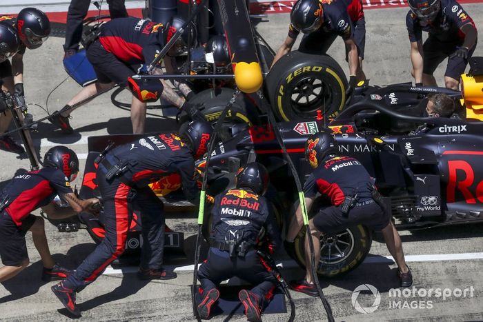 Práctica de parada en boxes para Red Bull con el coche de Max Verstappen, Red Bull Racing RB16
