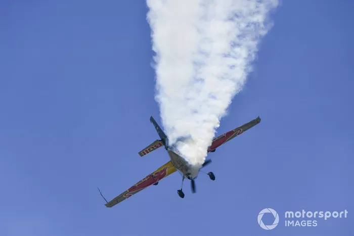 Vuelo de Bulls Extra 300L 