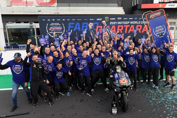 El campeón del mundo Fabio Quartararo, Yamaha Factory Racing, celebra con su equipo