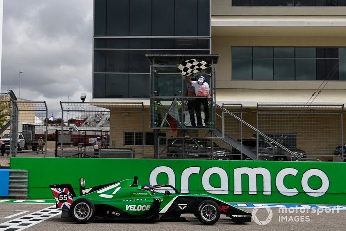 Jamie Chadwick toma la bandera a cuadros