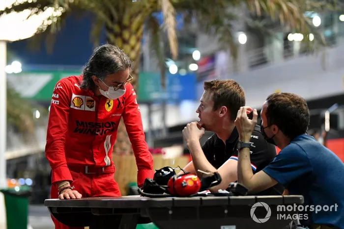 Laurent Mekies, director de carreras de Ferrari, habla con Daniil Kvyat, piloto reserva de Alpine F1, y Nicolas Todt