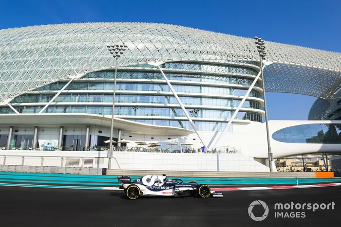 Pierre Gasly, con un AlphaTauri AT01 adaptado (muleto) con los Pirelli de 18 pulgadas  