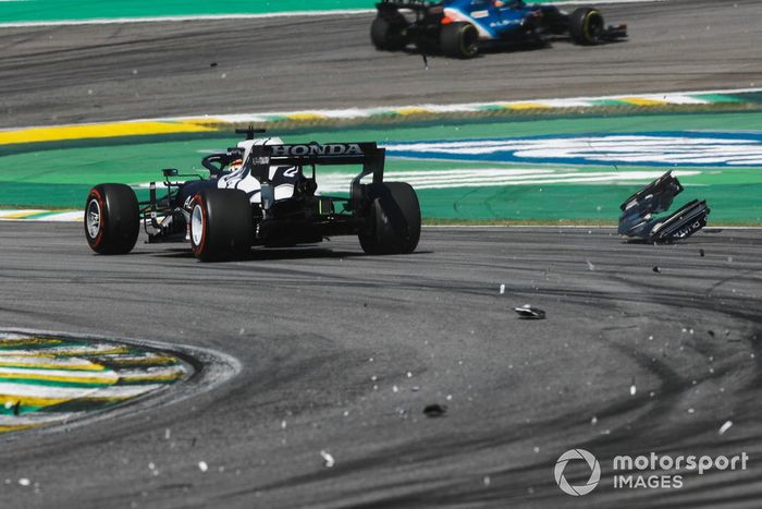 Las moscas de carbono de Yuki Tsunoda, AlphaTauri AT02, tras el contacto con Lance Stroll, Aston Martin AMR21