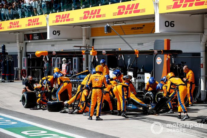 Daniel Ricciardo, McLaren MCL35M, hace una parada en boxes