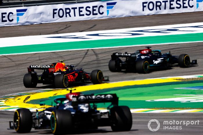 Lewis Hamilton, Mercedes W12, Sergio Pérez, Red Bull Racing RB16B, Valtteri Bottas, Mercedes W12