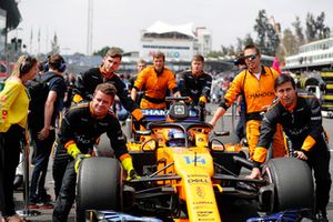 Fernando Alonso, McLaren MCL33, arrives on the grid