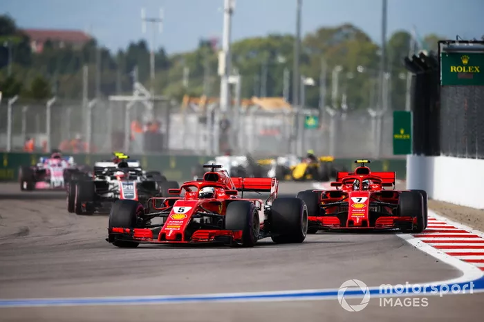 Sebastian Vettel, Ferrari SF71H, Kimi Raikkonen, Ferrari SF71H, Kevin Magnussen, Haas F1 Team VF-18