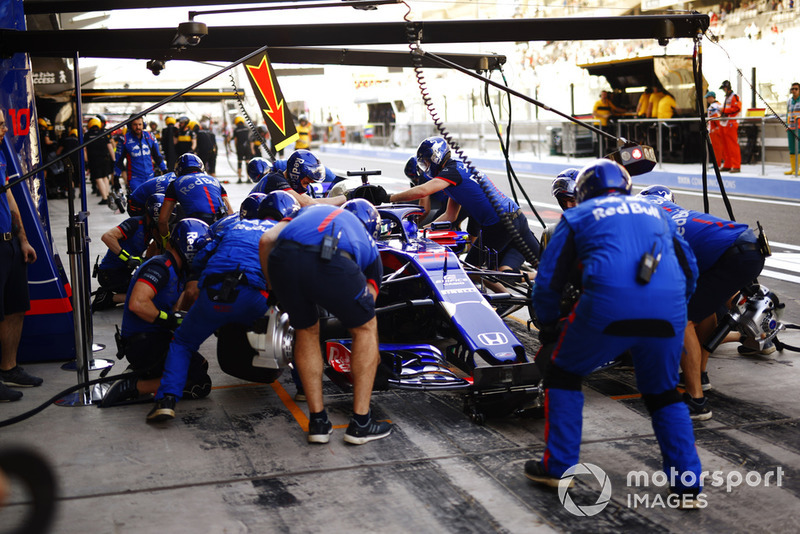 Brendon Hartley, Toro Rosso STR13, fait un arrêt au stand