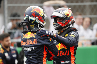 Daniel Ricciardo, Red Bull Racing, festeggia con Max Verstappen, Red Bull Racing, dopo aver conquistato la Pole Position