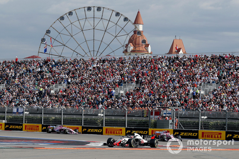 Kevin Magnussen, Haas F1 Team VF-18, Esteban Ocon, Racing Point Force India VJM11 ve Sergio Perez, Racing Point Force India VJM11