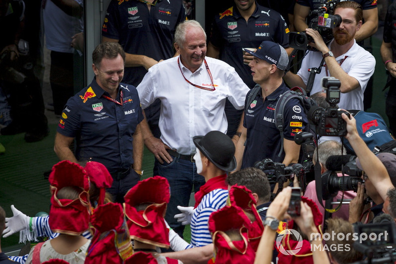 Max Verstappen, Red Bull Racing celebra su cumpleaños con Christian Horner, Red Bull Racing Team Principal y Dr Helmut Marko, Red Bull Motorsport