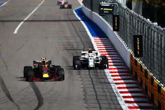 Max Verstappen, Red Bull Racing RB14, Charles Leclerc, Sauber C37
