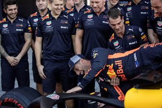 Daniel Ricciardo, Red Bull Racing ve mekanikerler Red Bull Racing takım fotoğrafında