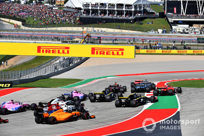 Kimi Raikkonen, Ferrari SF71H, Lewis Hamilton, Mercedes-AMG F1 W09 y Sebastian Vettel, Ferrari SF71H se va largo