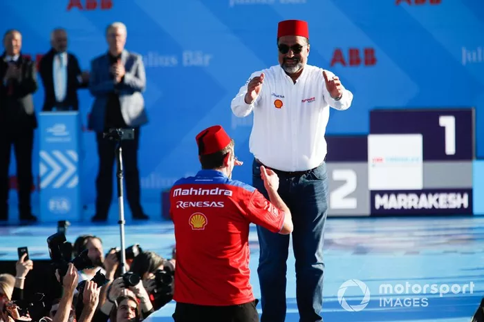 Dilbagh Gill, CEO de Mahindra Racing, celebra en el podio