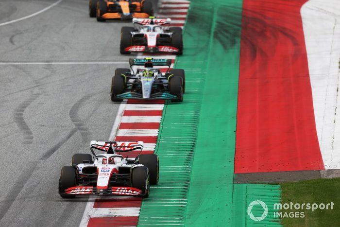 Kevin Magnussen, Haas VF-22, Lewis Hamilton, Mercedes W13, Mick Schumacher, Haas VF-22