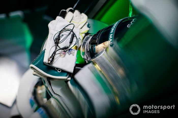 Lance Stroll, Aston Martin, detalle de casco y guantes