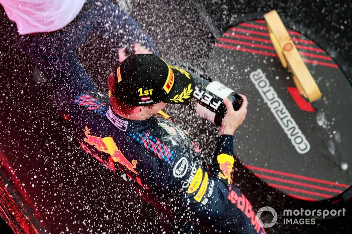 Podio: ganador de la carrera Max Verstappen