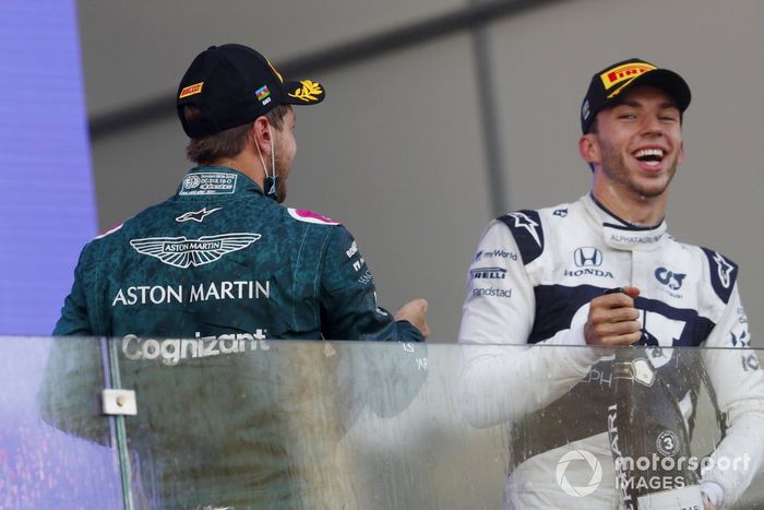 Podio: segundo lugar Sebastian Vettel, Aston Martin, tercer lugar Pierre Gasly, AlphaTauri