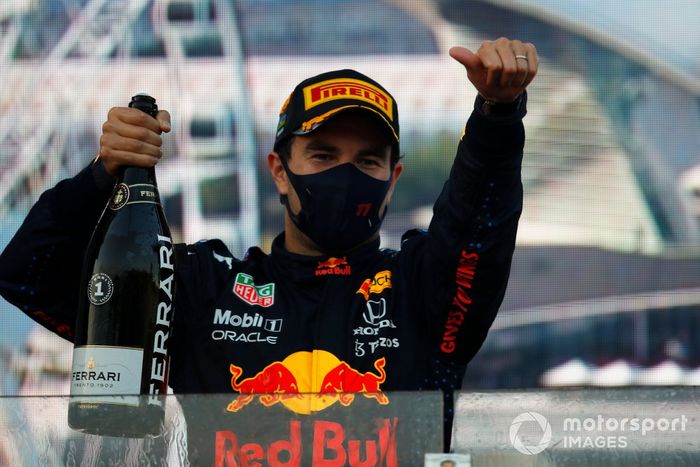 Podio: ganador de la carrera Sergio Pérez, Red Bull Racing