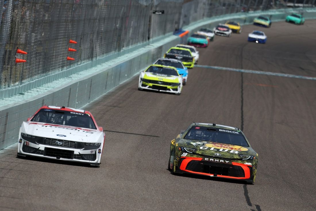 Chase Briscoe, Joe Gibbs Racing Toyota, Josh Berry, Wood Brothers Racing Ford