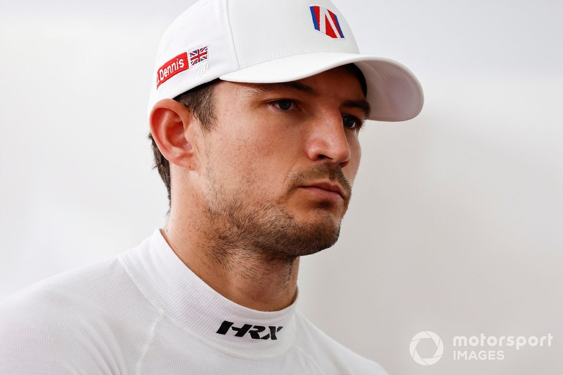 Jake Dennis de Gran Bretaña y Andretti Fórmula E observa en el garaje