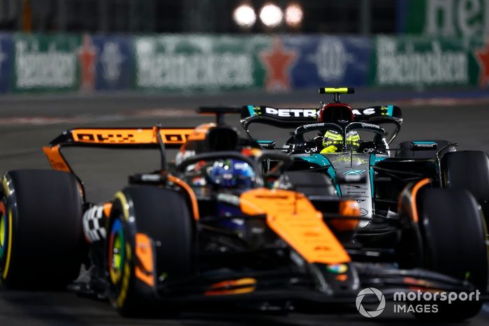Oscar Piastri, McLaren MCL38, Lewis Hamilton, Mercedes F1 W15