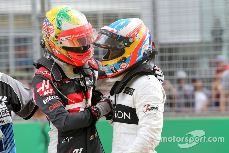 Esteban Gutierrez, Haas F1 Team y Fernando Alonso, McLaren