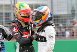 Esteban Gutierrez, Haas F1 Team und Fernando Alonso, McLaren