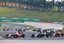 Kimi Räikkönen, Ferrari SF16-H; Jenson Button, McLaren MP4-31