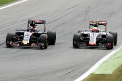 Zweikampf: Daniil Kvyat, Scuderia Toro Rosso STR11; Esteban Gutierrez, Haas F1 Team VF-16