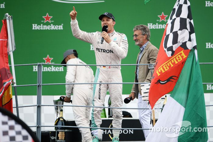 Ganador de la carrera Nico Rosberg, Mercedes AMG F1 en el podio con Eddie Jordan