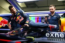 Daniel Ricciardo, Red Bull Racing RB12 climbs the aeroscreen