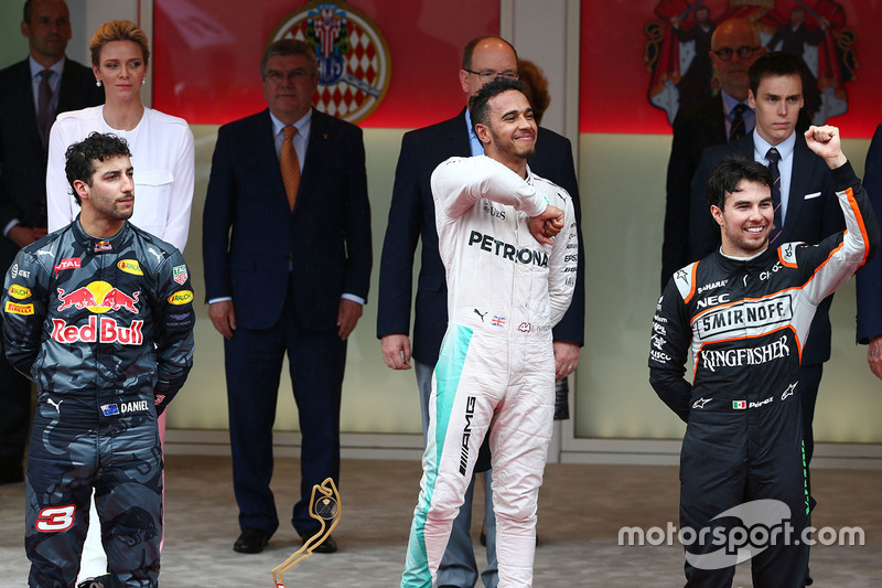 Podio: ganador de la carrera Lewis Hamilton, Mercedes AMG F1, segundo lugar Daniel Ricciardo, Red Bu