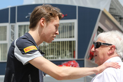 Daniil Kvyat, Scuderia Toro Rosso met Herbie Blash, afgevaardigde FIA