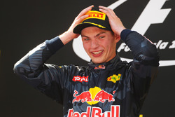 Победитель гонки - Макс Ферстаппен, Red Bull Racing празднует на подиуме